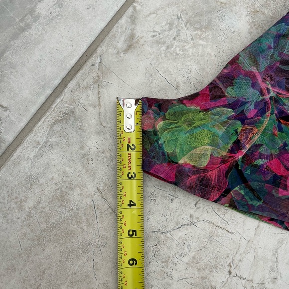 Lululemon Speed Up Low-Rise Lined Short 2.5" Vivid Floral Tone Multi
Size 10 - Picture 12 of 12